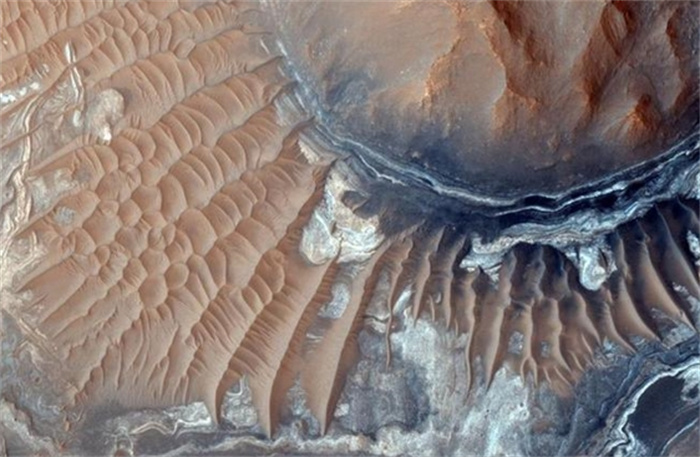 科学家根据“祝融号”返回的沙丘表面特征提出现代火星存在水