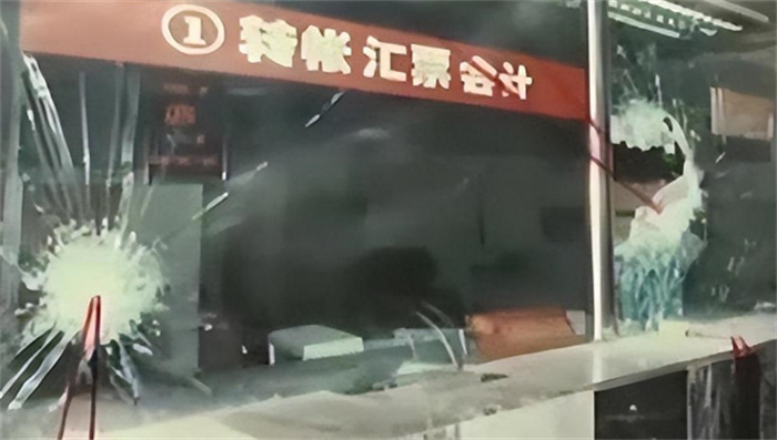 抢劫银行的罪犯 十几年后成为富豪（命运转换）