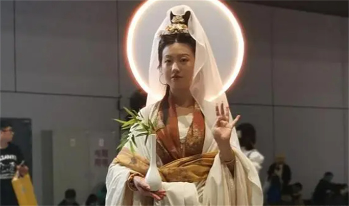 上海漫展惊现“女菩萨” 漫迷们现场参拜？
