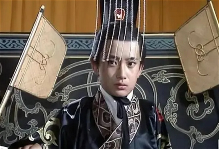 皇帝被打了一个大逼兜 居然还要奖励这个人（打皇帝）