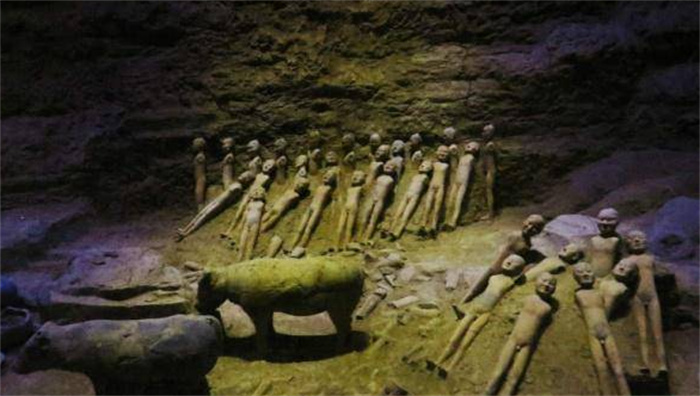 玉米地发现千年古墓  盗墓贼分赃火并 专家：西周罕见古墓