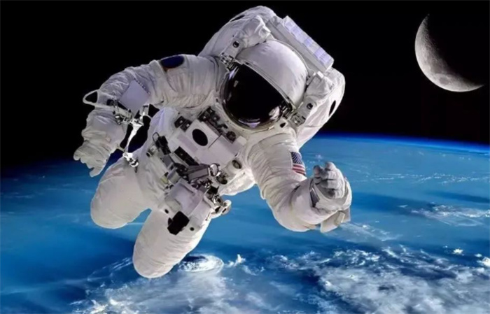 如果发生紧急情况，宇航员能从太空直接跳伞回到地球吗？