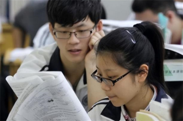 一个学生学习成绩好坏 看这几个面相就知道（学生面相）