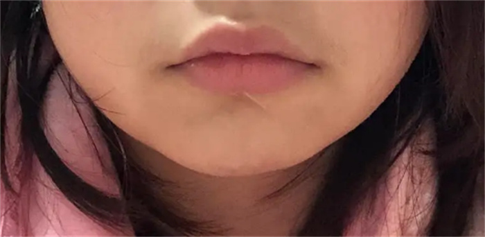 嘴角向下的女人财运如何 什么嘴型的人财运好（嘴唇厚）