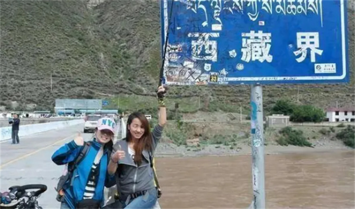 路上遇到自驾游的女人 该不该让他搭车（女人搭车）