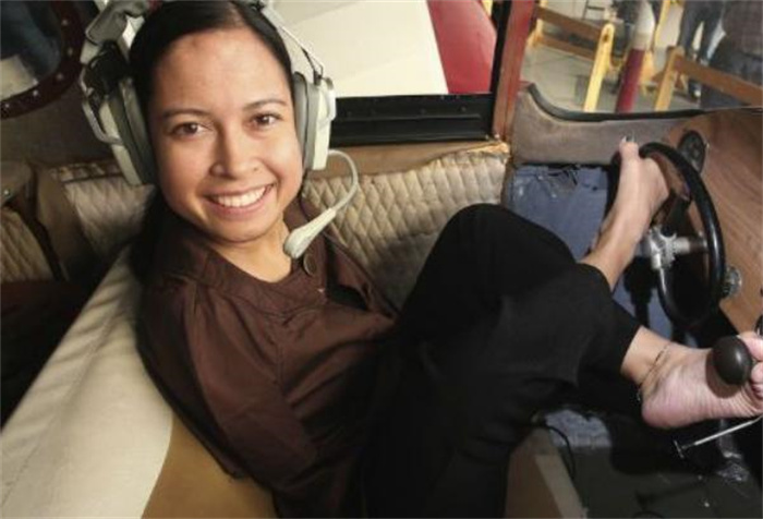 世界最坚强女超人 无双臂女性获得飞行执照(Jessica Cox)