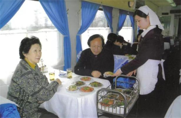 火车餐厅的座位是空的 为啥不给乘客坐？（火车餐厅）