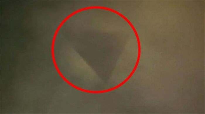 上海天空出现巨大的三角形UFO  躲在云层背后  （神秘物体）