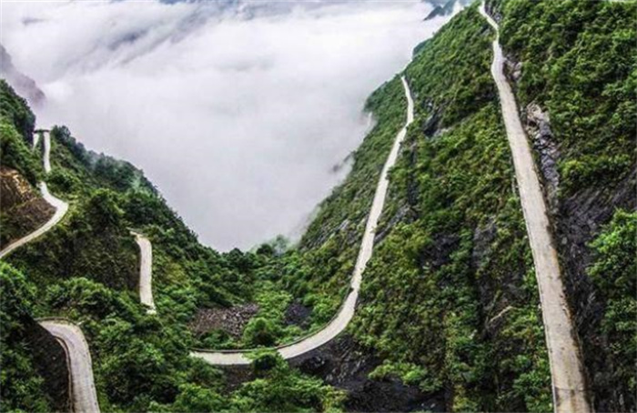 湖北的一条挂壁公路 老司机都不敢开快（危险公路）