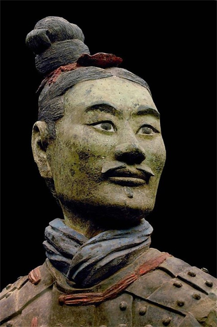 兵马俑中有一张脸 科学家也难以解释（绿脸兵马俑）