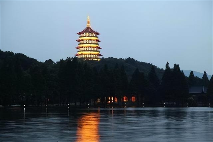 雷峰塔地宫有哪些神秘宝藏  真有白蛇吗  （没有）