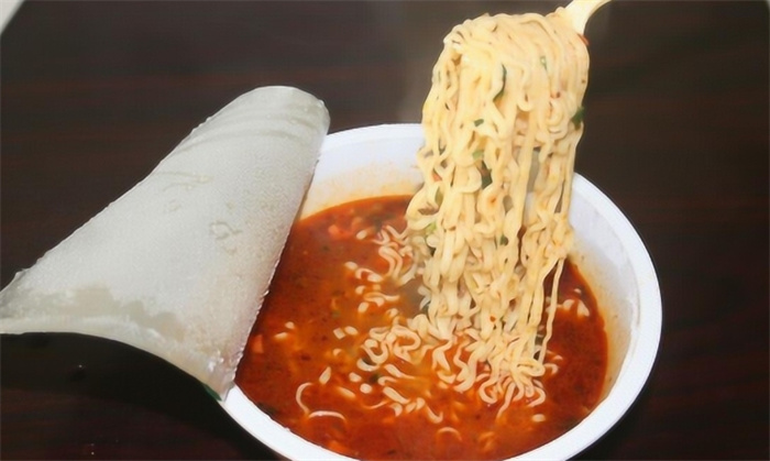 桶装的方便面 为啥比袋装贵（桶装方便面）