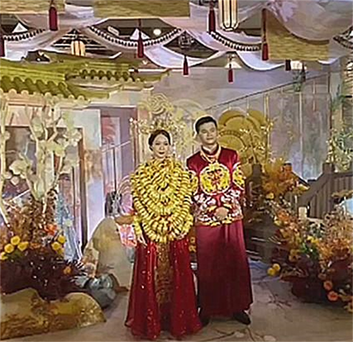 婚礼上新娘不自挂满金镯 都是亲戚送的（结婚风俗）
