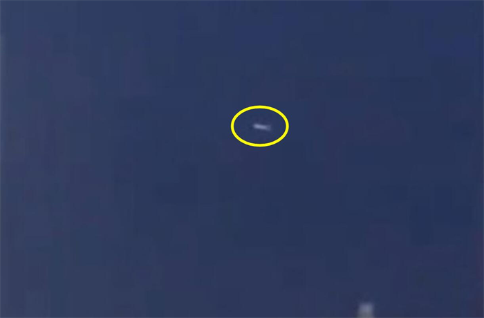 在空中连成一串的不明飞行物是什么？（两种猜测）
