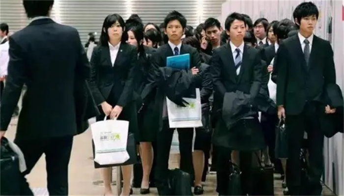 日本社畜的悲惨生活 每天只能睡两小时（日本打工人）