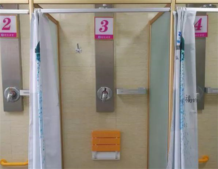 女生吐槽高校澡堂收费 850元只能洗50次（高校收费）