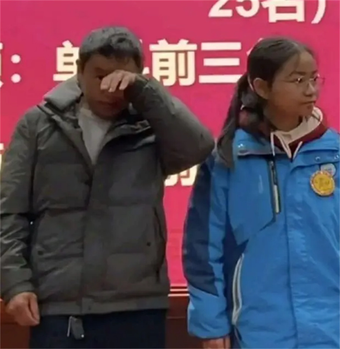 高三女儿演讲让父亲上牌 父亲居然忍不住流泪（父亲感动）