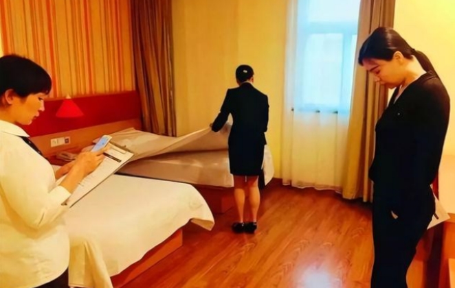 小情侣出门开房遇到警察查房 该怎么说明关系？（警察查房）