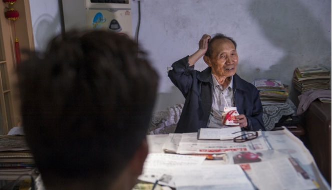 90岁失明老人独居小山村 一顿稀饭可以吃四次（独居老人）