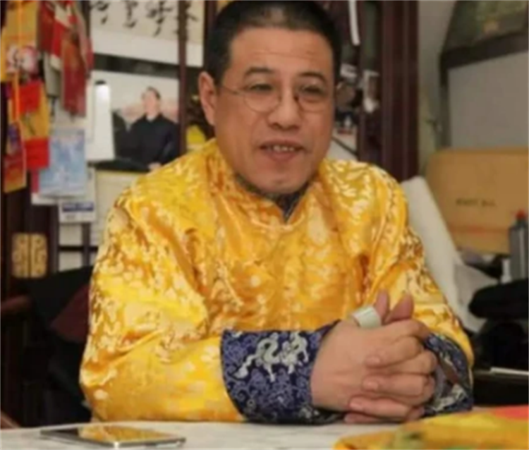 老汉手上戴三亿戒指 居然有这种身份（清朝古董）