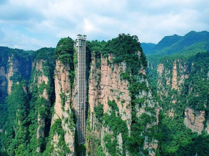 超牛的一个户外电梯 只要一分钟就能够登上山顶（观光电梯）