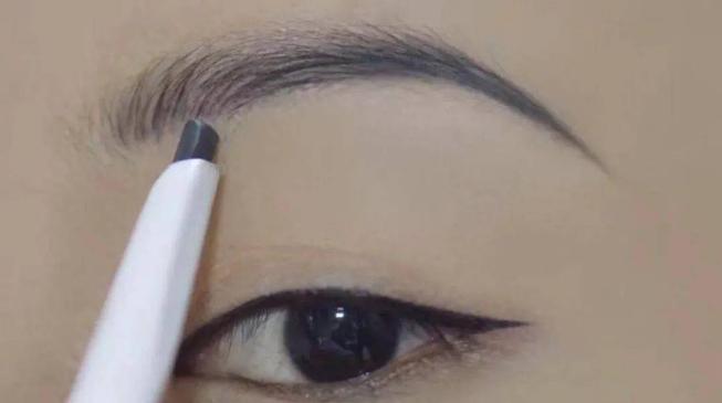 柳叶眉的女生性格好吗 桃花运旺不旺（非常旺盛）