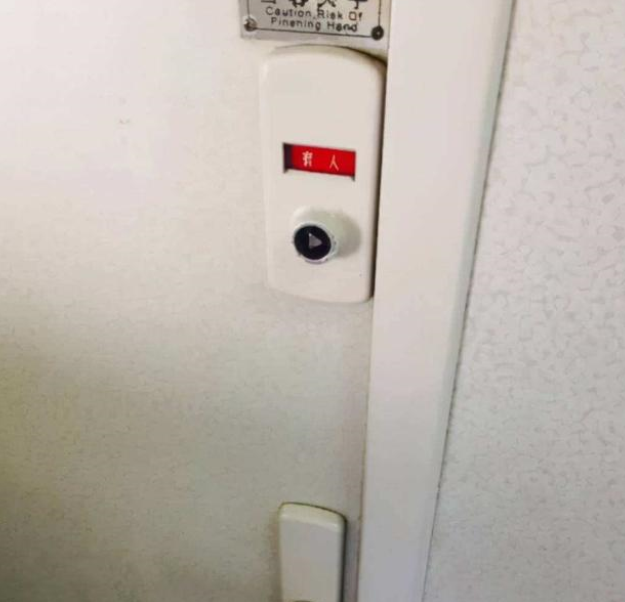 火车靠站的时候 乘务员为啥会锁住厕所（火车厕所）