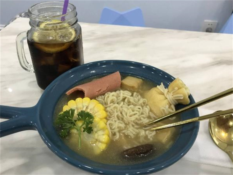 两三块钱一包方便面 在非洲却是奢侈品（非洲餐饮）