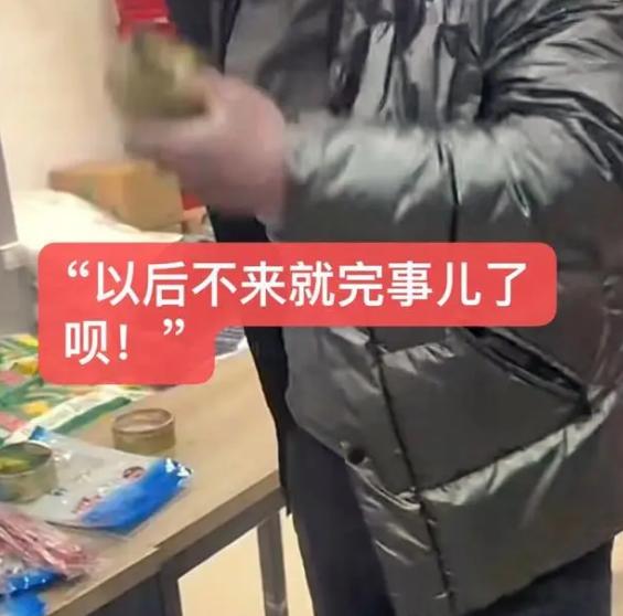男子超市偷拿被抓 掏赃物堪称变魔术（社会蛀虫）
