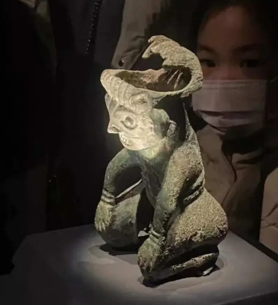三星堆文物被游客打翻 这是怎么回事？（保护文物）