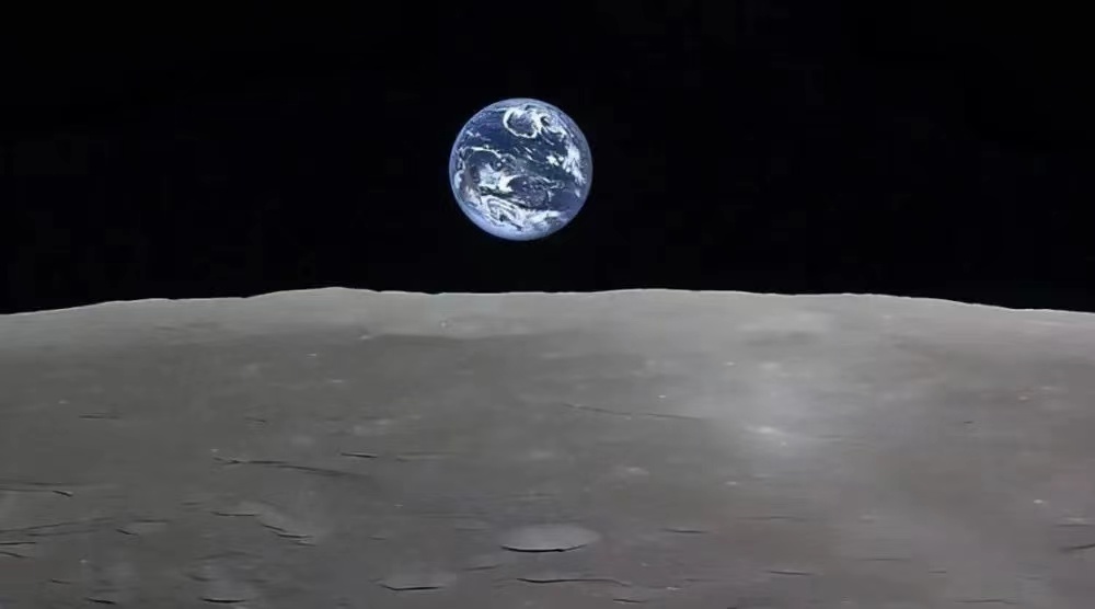 创世纪号神秘一幕 月球身旁现白色球体！（地球照片）