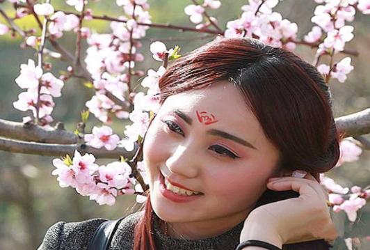桃花脸的女人花心吗，花心的脸型什么样