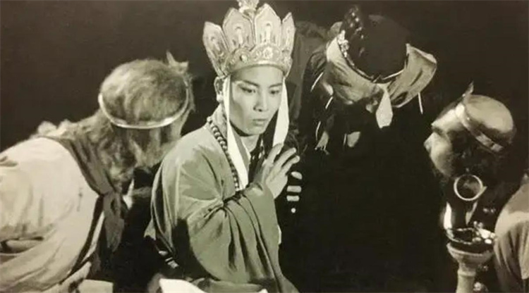 唐僧被母亲送到木板上，为何金山寺的和尚不抚养，反而交给一农妇