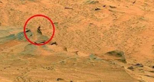 在火星上出现一个神秘的女人，是不是在等待外星人来接他？