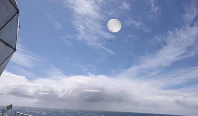 一个不明飞行物正在日本的上空漂浮，难不成是外星人的气球吗？