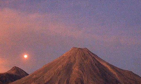 冰岛火山爆发的时候，为什么会有UFO的出现？（神秘外星人）