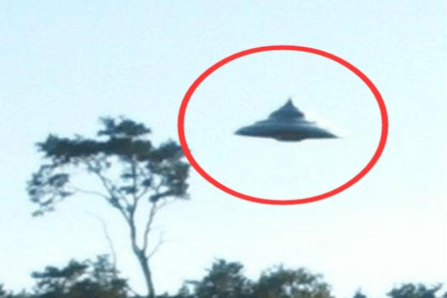 男子在野外游玩，突然遇到的神秘UFO（偶遇外星人）