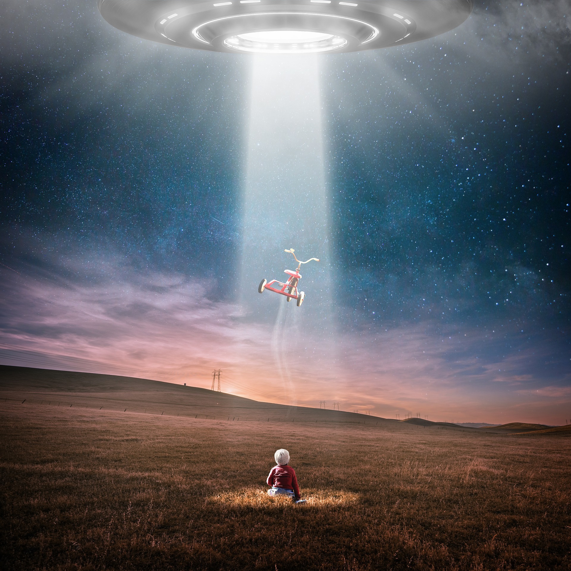 不明飞行物又出现了，还在上空盘旋（外星人入侵）
