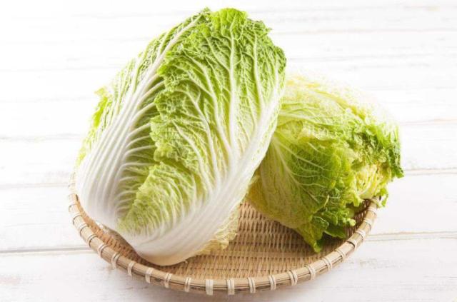 北方人又开始“囤菜”过冬，白菜一买几百斤，这么多吃得完吗