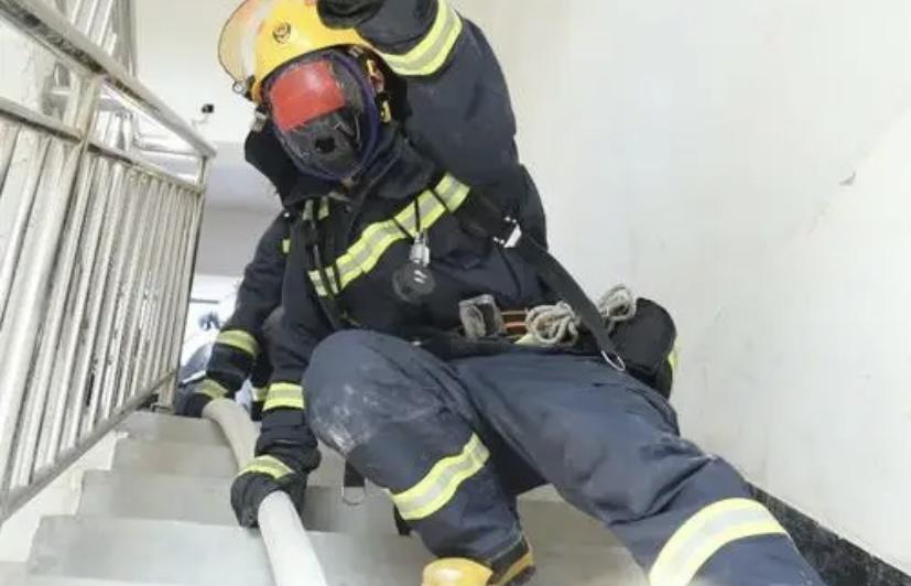建筑物发生火情 火势蔓延的话，被困人员如何逃生，往上还是往下