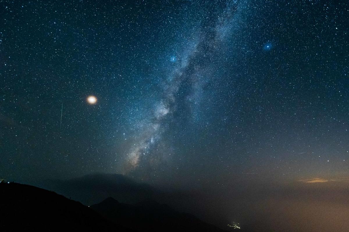 刺眼火球现身意大利沙丁岛夜空，像个小太阳（英仙座流星）