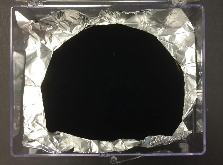 科学家发明最白涂料，能反射95.5%阳光，屋外涂上它，屋内凉飕飕