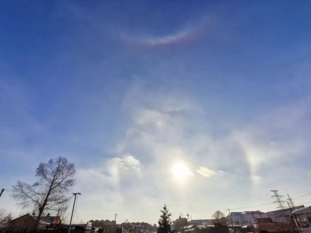瑞典天空突现五彩光环太阳，多人围观（幻日现象）