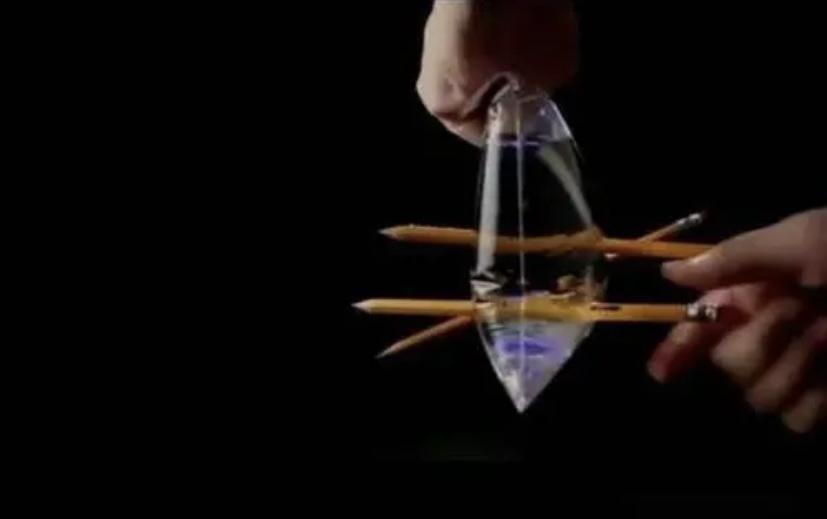被刀刺伤之后，可以直接拔掉吗？和铅笔扎水袋原理一样