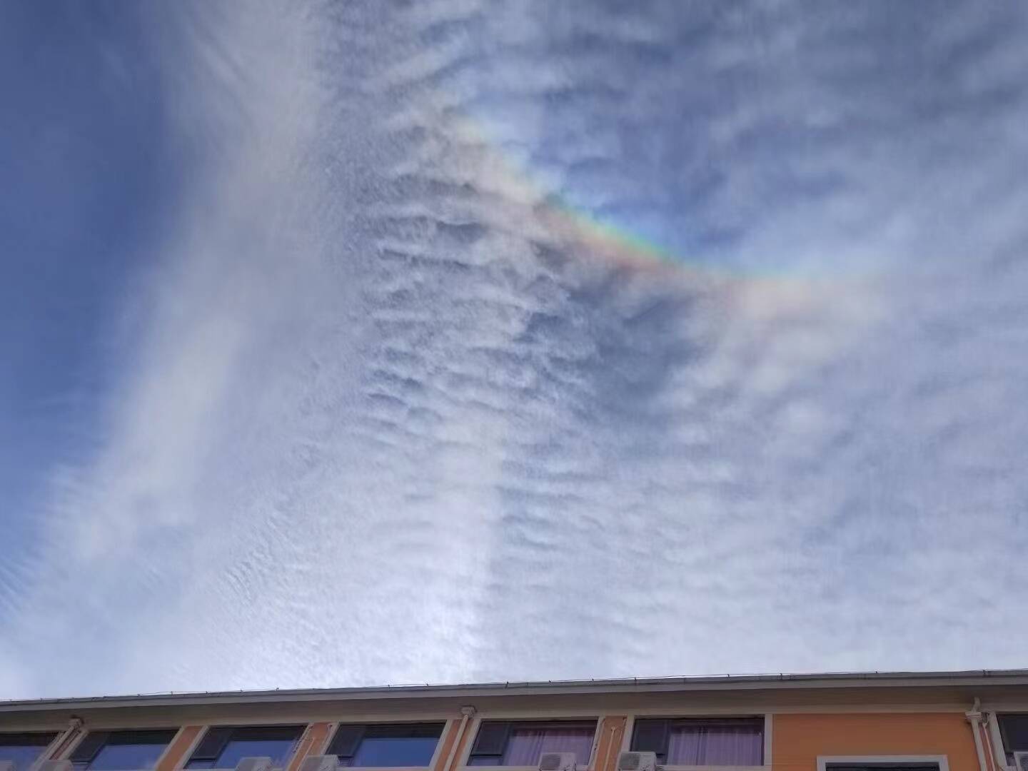 河南郑州再次出现“倒挂彩虹”（天空奇观）