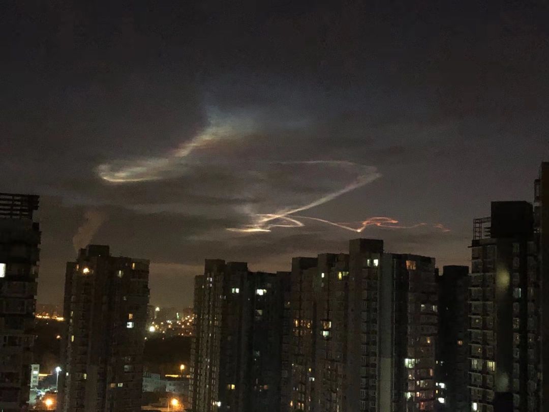出现沈阳上空的蓝光柱，只是玻璃幕墙反光（神秘光线）