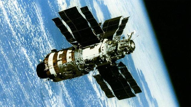 在太空呆了311天的宇航员：上太空没多久，送他的国家却“没了”
