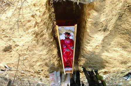 配阴婚：挖出女尸许配单身汉（落后封建习俗）