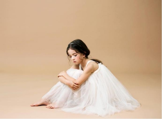 世界上最好看的小萝莉，像是从油画里走出来的（油画女孩崔路易）