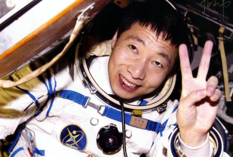 杨利伟回来后后遗症很严重，自主出舱之后骨骼受损（谣言）